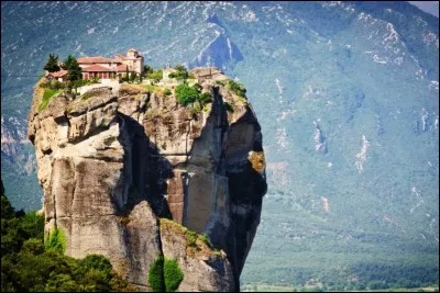 Dans quel pays peut-on admirer le site spectaculaire de Meteora ?