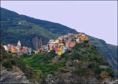 Dans quelle province italienne peut-on visiter le spectaculaire village de Corniglia ?