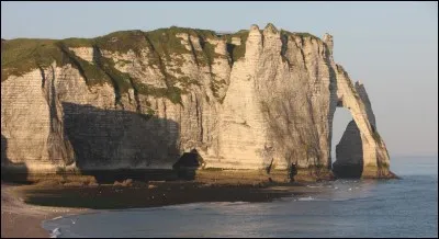 Sur quelle côte française peut-on admirer les spectaculaires falaises d'Étretat ?