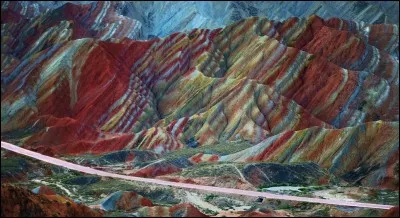 Dans quel pays peut-on visiter le spectaculaire parc géologique de Zhangye Danxia ?