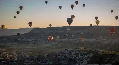 Dans quel pays peut-on survoler la spectaculaire vallée de Göreme ?