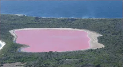 Dans quel pays le spectaculaire lac Hillier est-il situé ?