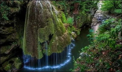 Dans quel pays peut-on voir la spectaculaire chute de Bigar ?