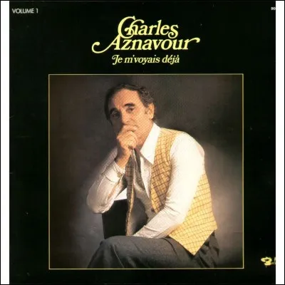 Depuis combien d'années Charles Aznavour porte-il son complet bleu dans la chanson "Je m'voyais déjà" ?