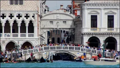 Complétez ces paroles extraites de la chanson "Que c'est triste Venise" : 
Et que l'on ironise 
Devant le clair de lune 
Pour tenter d'oublier 
...
