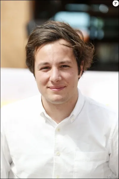 Quelle chanson chante ce jeune artiste ?