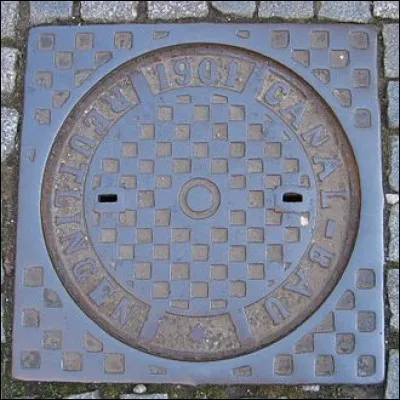 Dans quel film une simple bouche d'égoût (dépourvue de sa plaque) permet-elle de trouver à bon compte... des vêtements ?