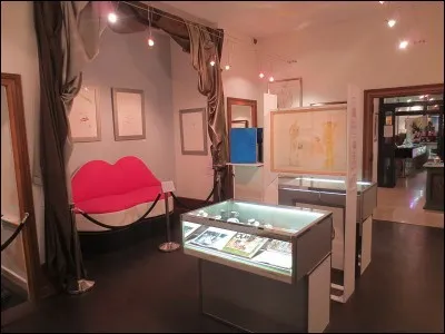 Ce canapé en forme de bouche est composé de lèvres pulpeuses et roses qui sont celles d'une actrice provocante. Quel grand artiste en est l'auteur ?