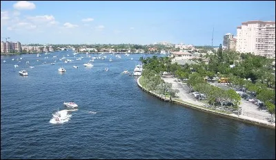 Il existe aux Etats-Unis d'Amérique une ville nommée Boca raton (La bouche de la souris), devenue au fil du temps une cité huppée. Dans quel état est-elle située ?