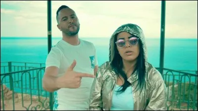 Comment s'appelle cette chanson : Cocktail colada pina
Y'a un grand repas ouais dans la cousina
J'aime pas ta cousine
Elle fait la belle, elle a même pas d'zin