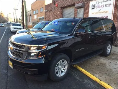Juste derrière, ce 4x4 noir transporte quatre hommes lourdement armés. C'est la voiture des ...