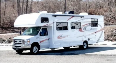 L'ensemble du personnel ainsi que moi et ma famille, pouvons prendre une douche, nous rendre aux toilettes, déguster de bon repas dans cette "maison mobile". C'est ...