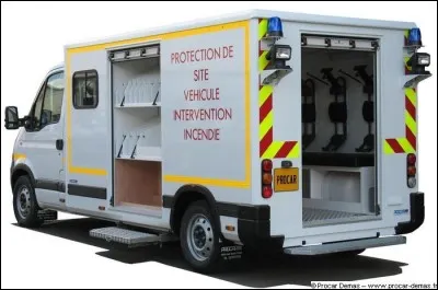 Ce véhicule se trouve en avant dernier du convoi. Il transporte quatre personnes formées à la lutte contre les incendies ainsi qu'à la protection des biens. C'est le ...