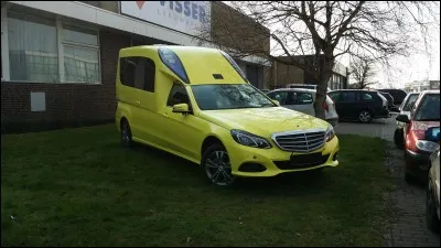 En cas de problème de santé, cette voiture se compose d'un conducteur et d'une infirmière. A l'arrière, l'ensemble du matériel de secours et de soins s'y trouve. C'est ...