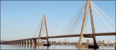 Nous sommes à nouveau en Amérique du Sud, sur les rives du rio Paraná, à Encarnación au Paraguay : dans quel pays se trouve la ville de Posadas que l'on voit sur l'autre rive ?