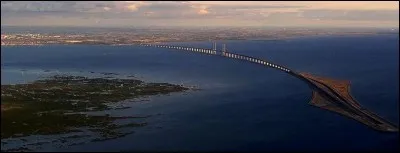 Ce n'est pas un fleuve qui sépare ces deux villes, c'est le détroit du Sund : quelle est la ville suédoise qui fait face à Copenhague ?