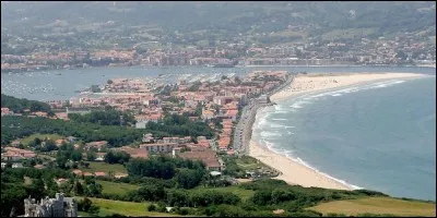 Nous sommes sur la frontière franco-espagnole : de l'autre côté de la Bidassoa, c'est Fontarrabie et Irun. Quelle est la ville française qu'on voit de ce côté du fleuve ?