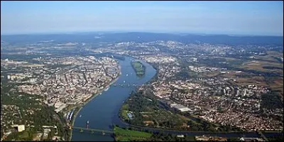 Nous sommes en Allemagne, sur le Rhin ; Wiesbaden se trouve sur la rive droite, en haut à droite sur la photo : quelle est la ville qu'on voit, à gauche, sur l'autre rive du Rhin ?