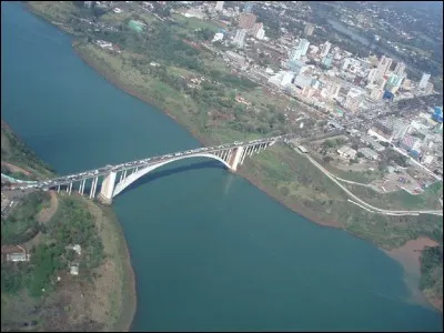 Nous sommes au Brésil, à Foz de iguaçu : dans quel pays se trouve la ville de Ciudad del Este que l'on voit sur l'autre rive du Paraná ?