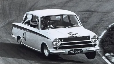 Autre exemple de son &eacute;clectisme, il est remporte le championnat britannique des voitures de tourisme en 1964. Quelle voiture pilote-t-il ?