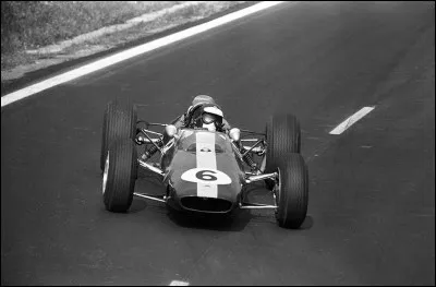 Il a &eacute;t&eacute; le pilote d'un constructeur britannique avec lequel il a disput&eacute; tous ses Grands Prix. De quel constructeur s'agit-il ?