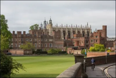 Ce personnage britannique de très bonne famille a fait un passage dans un grand College, lequel ?