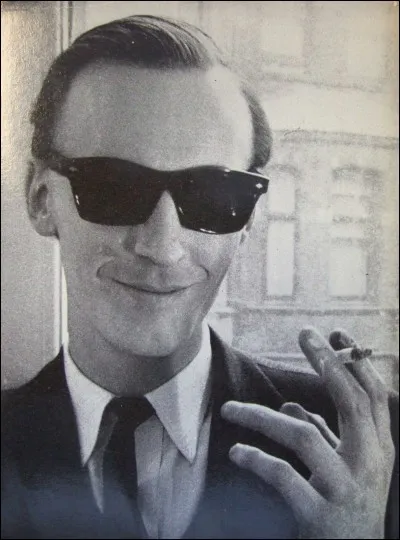 Il décède à Londres en 1994, après une vie tumultueuse, à quel âge ?