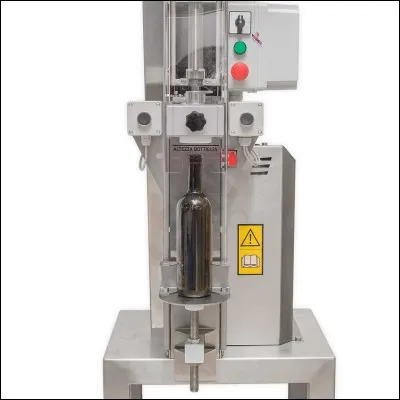 Comment s'appelle la machine qui sert à insérer les bouchons dans les bouteilles en verre ?