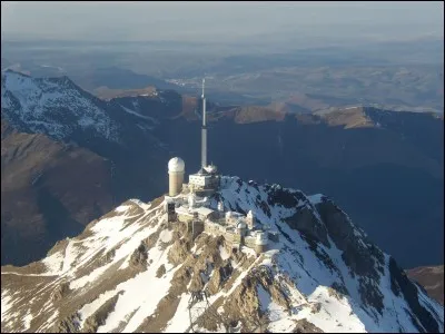 Quel pic dans les Hautes-Pyrénées culmine à 2876 mètres d'altitude ?