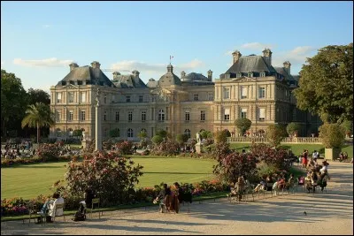 Quelle institution siège au palais du Luxembourg à Paris ?