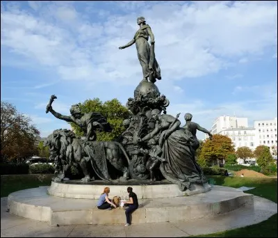Comment se nomme cette statue sur la place de la Nation ?