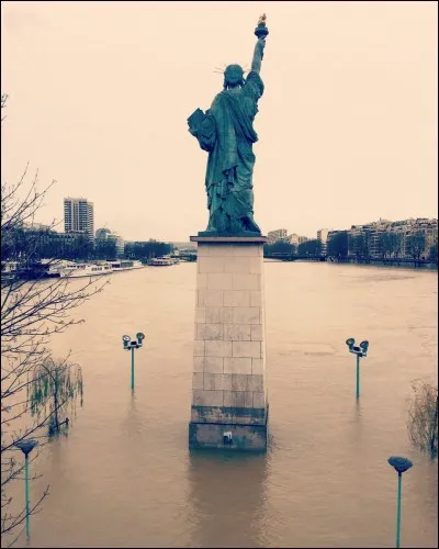 Quel est le nom de cette statue exposée à Paris sur l'île aux Cygnes sur la Seine ?