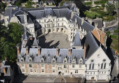 Quel château du Loir-et-Cher fut la résidence de sept rois et de dix reines à partir du XVIIe siècle ?