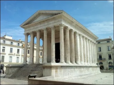 Comment s'appelle le temple romain hexastyle construit au Ier siècle à Nîmes sur ordre d'Auguste ?