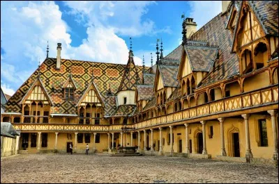 Dans quelle région se trouvent les Hospices de Beaune, monument historique depuis 1962 ?