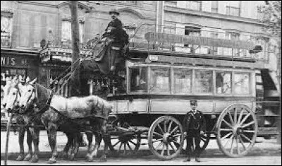 Par quels animaux était tiré l'ancêtre du bus qui s'appelait omnibus ?