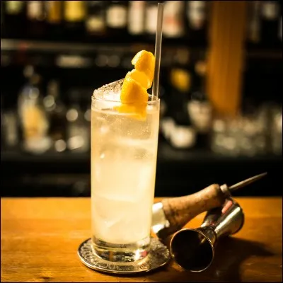 4 cl de gin, 3 cl de jus de citron, 0,5 cl de sucre, eau gazeuse !