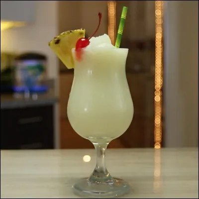 4cl de rhum blanc, 2 cl de rhum brun, 12 cl de jus d'ananas, 4 cl de lait de coco !