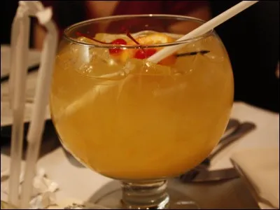 4 cl de rhum blanc, 1 cl de cognac, 2 cl de jus d'orange, 2 cl de jus de citron, 1 cl de sirop d'orgeat. Ajoutez une ou deux rondelles d'orange ou de citron pour faire plus joli !