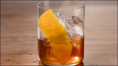 Eau gazeuse, 1 morceau de sucre, 1 trait de angostura bitters, 5 cl de bourbon ou whisky, 1 zeste d'orange !