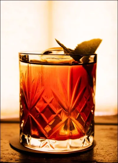 2 cl de vermouth rouge, 2 cl de campari, 2 cl de gin, un glaçon et ajoutez 2 demi-rondelles d'orange !
