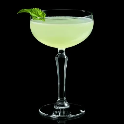 4 cl de rhum blanc, 2 cl de jus de citron, 1 cl de sirop de canne à sucre, c'est meilleur avec des glaçons (avis personnel) !