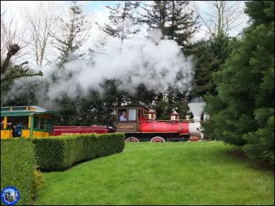 Le train faisant le tour du parc se nomme "Disneyland Railroad" mais quel était son nom lors de l'ouverture du parc ?