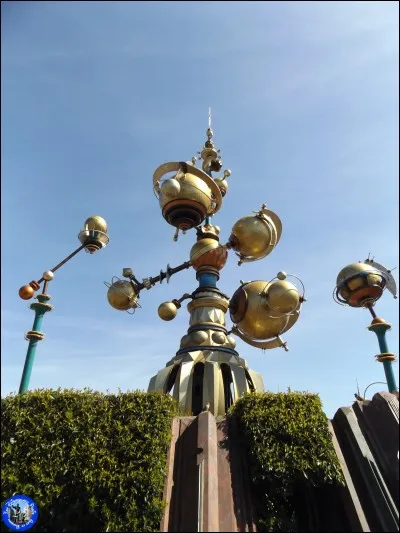 Dans quel Land se situe l'attraction "Orbitron" ?