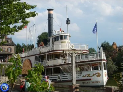 L'attraction "Thunder Mesa Riverboat Landing" située à Frontierland se compose de plusieurs bateaux. Un de ces bateaux est présent seulement à Disneyland Paris, mais lequel ?