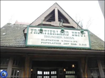 Combien y a-t-il de gares pour le "Disneyland Railroad" dans le parc ?