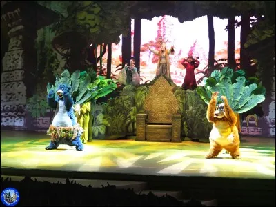 Dans quel théâtre étaient présentés les spectacles "Tarzan", "Chantons la Reine des Neiges" et "La Forêt de l'Enchantement" ?