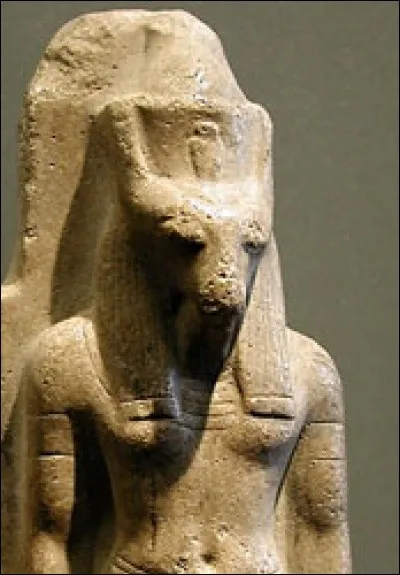 C'est un dieu belliqueux, guerrier dont la mythologie fait le meurtrier d'Osiris. Il est représenté comme un homme à tête d'animal non clairement défini. Qui est-ce ?