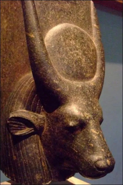 C'est la déesse de l'amour, de la beauté, de la musique, de la maternité et de la joie. Elle est représentée sous les traits d'une vache, ou d'une femme portant le disque solaire entre ses cornes. Qui est-ce ?