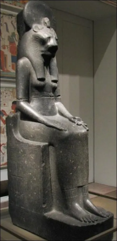C'est la déesse guerrière, instrument de la vengeance de Rê contre la révolte des hommes. Elle est représentée par une femme à tête de lionne portant le soleil. Qui est-ce ?